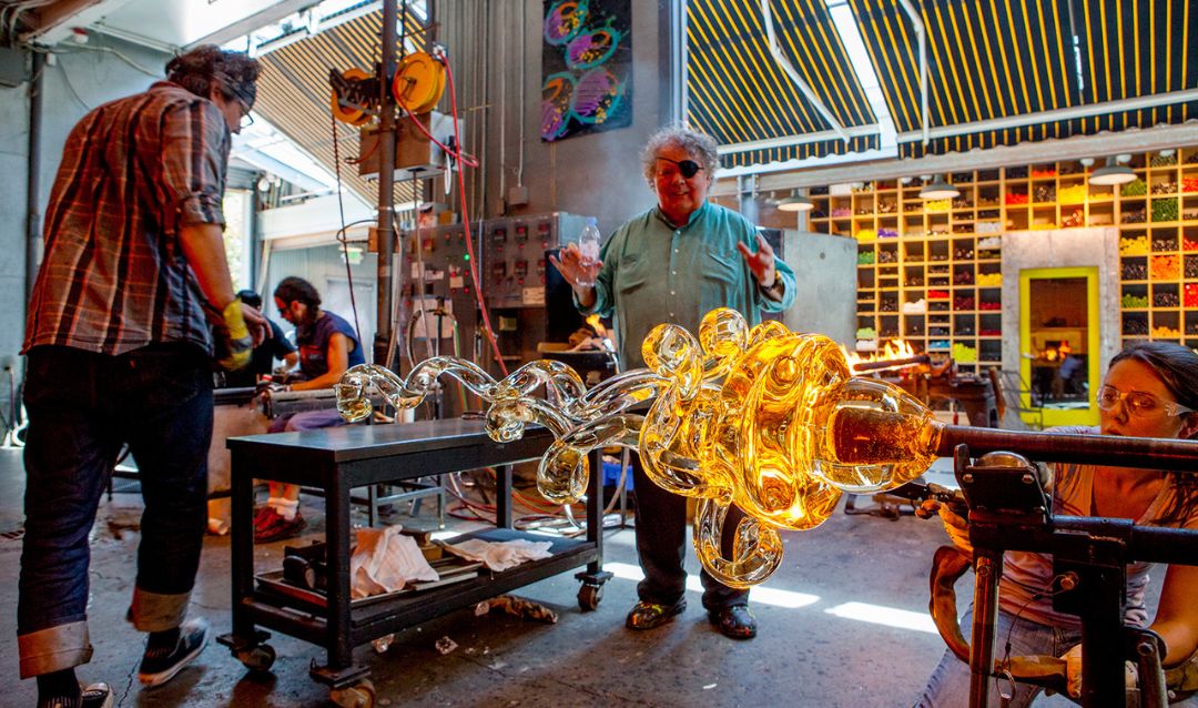 James Mongrain, Dale Chihuly, and Andrea Lesnett, Rotolo in process, The Hotshop, The Boathouse, Seattle, 2013. ©Chihuly Studio. All rights reserved.