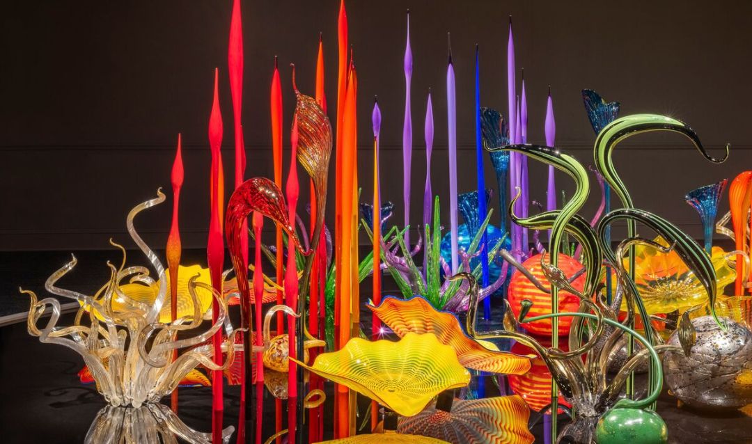 Dale Chihuly, Mille Fiori (detail), 2023, 8‐1/2 x 34‐1/2 x 15', Biltmore, Asheville, North Carolina, installed 2024 © 2023 Chihuly Studio. All rights reserved.